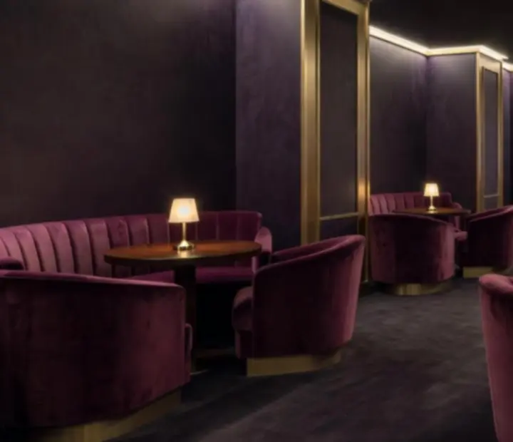 Midnight Amethyst és Carbon Obsidian árnyalatú kaszinó lounge belső tér, privát boxokkal és bárpulttal