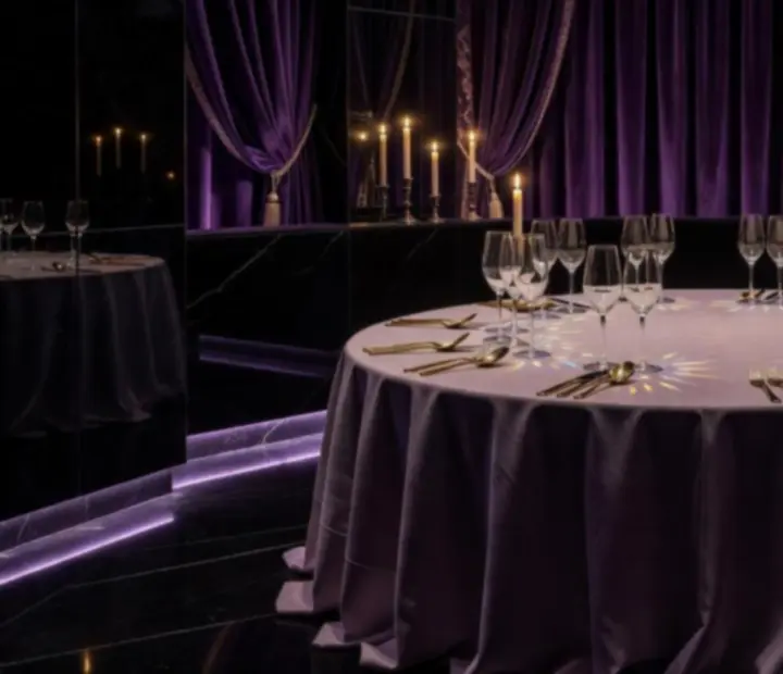 Exkluzív VIP privát asztal elegáns étterem-kaszinó környezetben